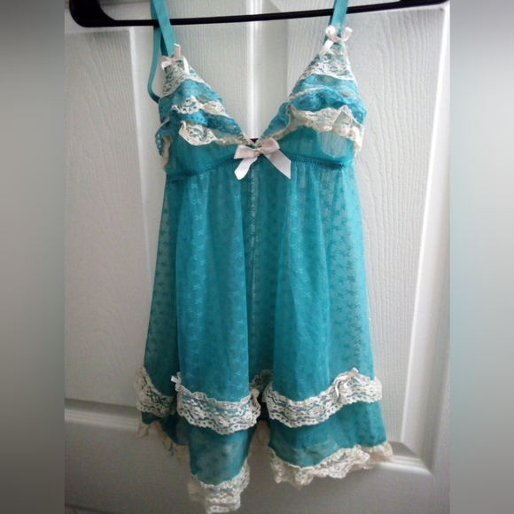 Blue laced dress lined with white lace lingerie - Picture 3 of 6